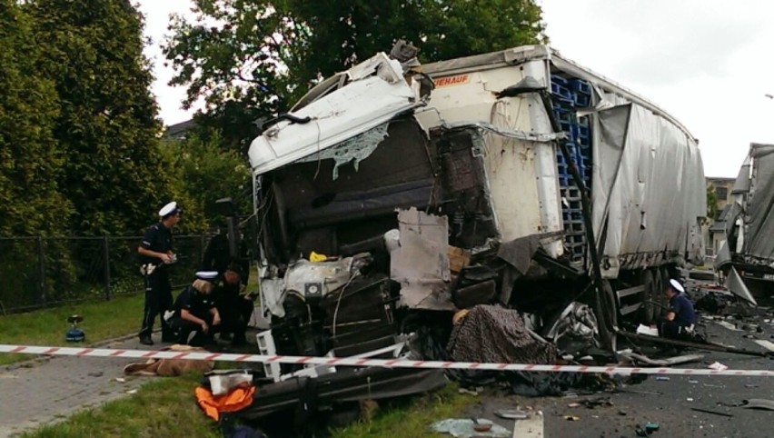 Tragiczny wypadek pod Piotrkowem. Zderzenie trzech tirów, dwóch kierowców nie żyje