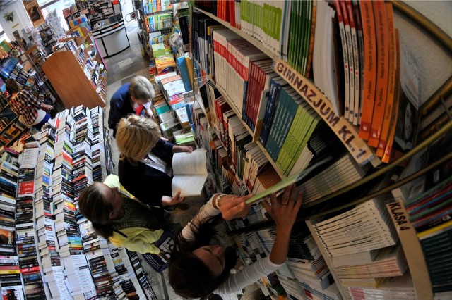 W księgarniach już pojawiają się pierwsi rodzice zainteresowani kupnem podręczników i ćwiczeń