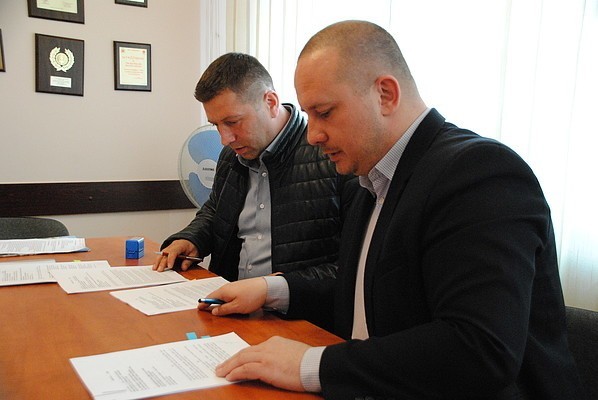W środę, 10 kwietnia burmistrz Marcin Piszczek podpisał umowę na wykonanie remontu świetlicy wiejskiej w Łysakowie pod Lasem. Koszt inwestycji to niemal 250 000 złotych.