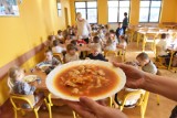 Bezpłatne posiłki dla łódzkich uczniów i przedszkolaków - ruszają zapisy w MOPS