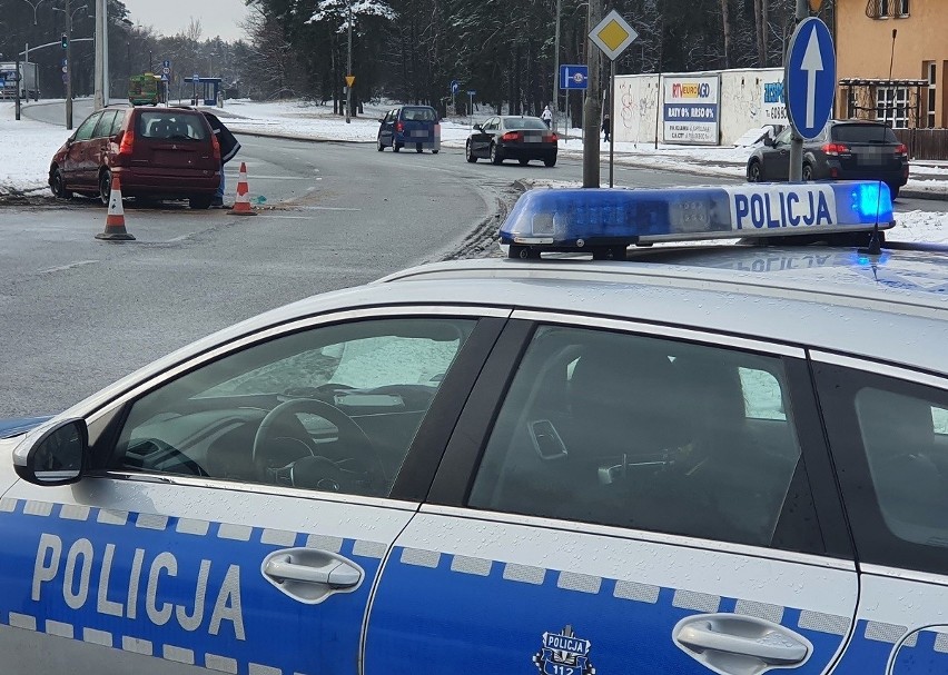 Włocławek. Ucieczka przed policją kradzionym pojazdem skończyła się wypadkiem [zdjęcia, wideo]