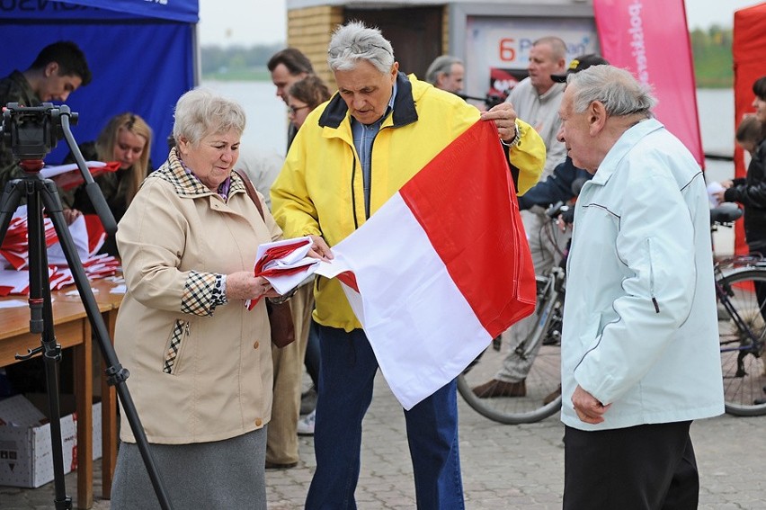 Dzień Flagi w Poznaniu: Harcerze rozdawali darmową biało-czerwoną [ZDJĘCIA]