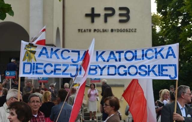 W 2014 przed Teatrem Polskim w Bydgoszczy protestowano przeciwko premierze sztuki „Golgota Picnic”