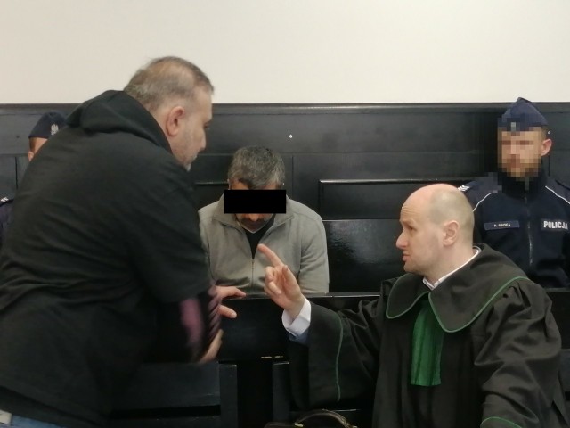 Oskarżony Gruzin Telman N. dowiaduje się za pomocą tłumacza (z lewej), że został skazany na dożywocie.