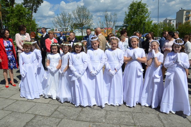 Dziewczynki przystępujące do I Komunii Świętej w kościele Trójcy Przenajświętszej w Stalowej Wol