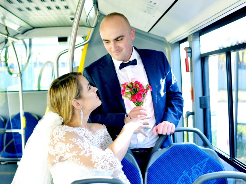 Sesja ślubna w autobusie