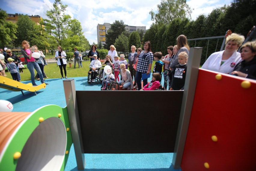 Katowice: Youtuber ReZigiusz uszczęśliwił dzieci. Otworzył plac zabaw przy GCZD