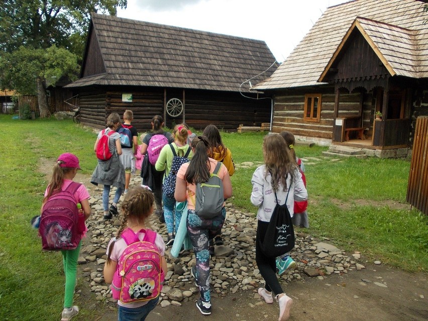 Warsztaty wszystkiego, co tylko można. Od pieczenia pizzy do rękodzieła. W Zagrodzie Maziarskiej dzieci uczyły się robić krajkę