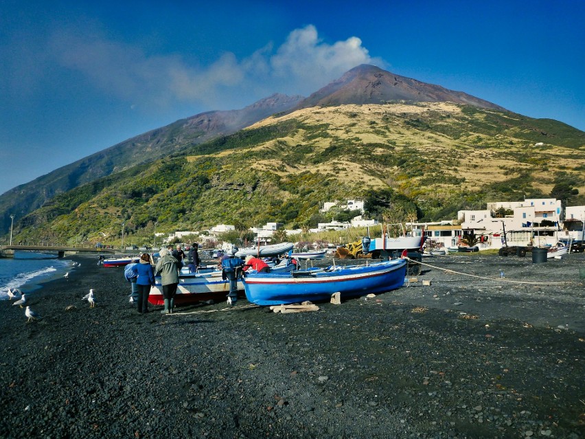 Stromboli, z jednym z czterech aktywnych wulkanów we...