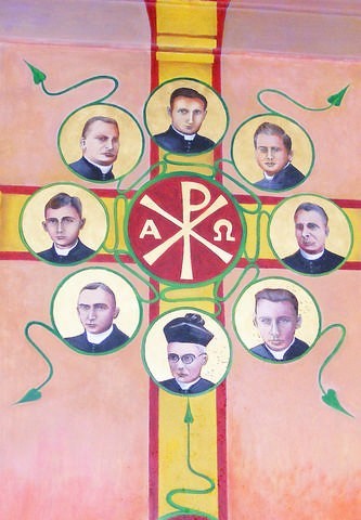 Krzyż z wizerunkami duchownych archidiecezji gnieźnieńskiej, ofiar II wojny światowej, postawiono w kościele w Płonkowie. Tutaj znajduje się sanktuarium księży męczenników. 