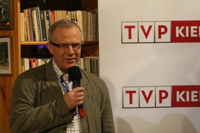 Nowy dyrektor kieleckiego ośrodka telewizji Marek Mikos zaprosił na głośne czytanie bez promptera.