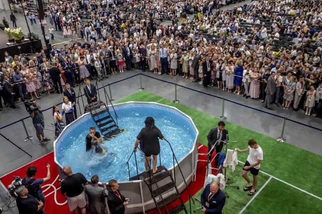 Chrzest nowych świadków Jehowy odbył się w sobotę 10 sierpnia na terenie Międzynarodowych Targów Poznańskich. To jeden z ważniejszych elementów odbywającego się od piątku do niedzieli 11 sierpnia Kongresu Świadków Jehowy w Poznaniu. Zobacz zdjęcia --->