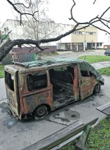 Wrocław: Wrak auta z osiedla usuwają już od półtora roku. I dalej stoi...