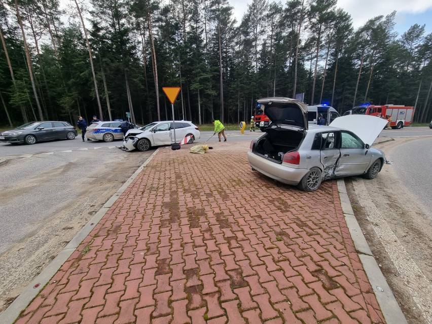 Wypadek w Daleszycach. Zderzyły się dwa samochody osobowe