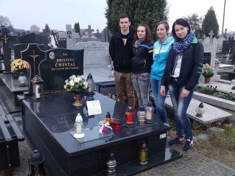 Na jego grobie znajdującym się na Cmentarzu Bródnowskim...