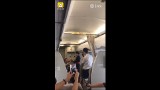 Oświadczył się stewardessie w samolocie. Kobieta została zwolniona WIDEO