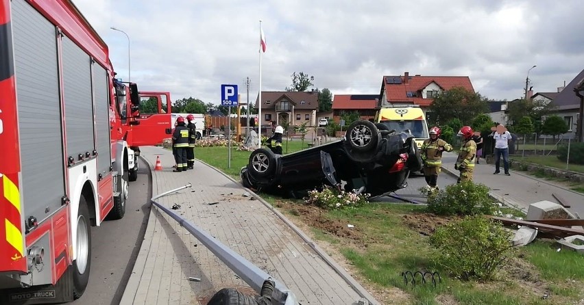 Dachowanie w Dębnicy Kaszubskiej. Pasażerowie trafili do szpitala