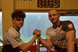 16-latek z Rydułtów mistrzem Polski w armwrestlingu. Teraz zbiera pieniądze na start w mistrzostwach Europy. Jest niepełnosprawny ZDJĘCIA