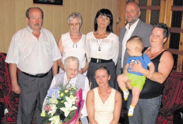 Seniorka rodu - Felicja Sitko z Kantorówki w otoczeniu rodziny i gości