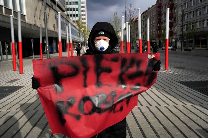 Koronawirus nie powstrzymał protestów: jak wyglądał strajk kobiet w dobie pandemii? Ustawa antyaborcyjna znowu zamrożona