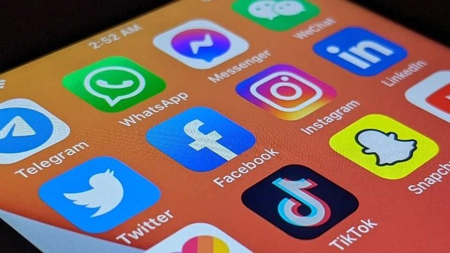 Po ostatniej kilkugodzinnej awarii popularnych serwisów społecznościowych zdaliśmy sobie sprawę, że życie bez Facebooka i Instagrama nie jest łatwe. Zdarza się jednak sytuacja, kiedy konto na tych portalach może zostać nam zablokowane. Zobaczcie, kiedy możemy stracić dostęp do naszego konta na dłużej niż kilka godzin! Szczegóły na kolejnych zdjęciach >>> 