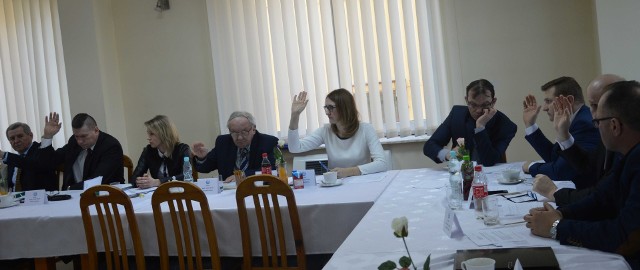 Za upoważnieniem wójta gminy Brody do wystąpienia z wnioskami do Rady Miejskiej w Starachowicach zagłosowali prawie wszyscy radni. Od głosu wstrzymała się Aneta Kutera.