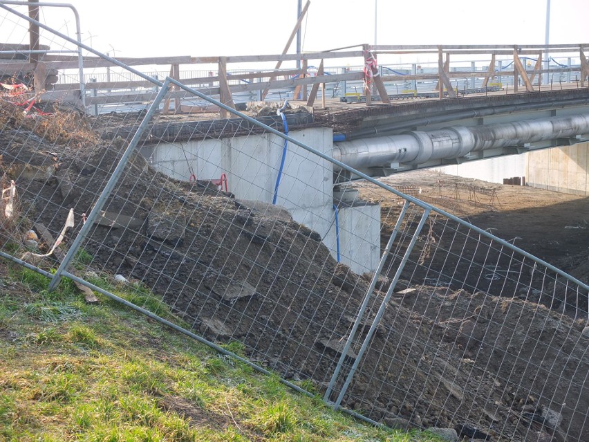 Budowa mostu na ulicy Niemodlińskiej.