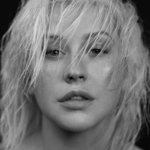 Christina Aguilera „Liberation”, Sony, 2018 To już sześć lat od chwili, kiedy słuchaliśmy ostatniej płyty blondwłosej diwy – „Lotus”. W międzyczasie gwiazda zasiadła w jury talent-show „The Voice” – i nie próżnowała, przygotowując piosenki na swój kolejny album. „Liberation” jawi się w tym kontekście jako wyjątkowo dojrzały album. Nie ma tu za wiele nowoczesnych brzmień o elektronicznym tonie, dominują raczej klasyczne brzmienia, nasycając nowe utwory Christiny soulowymi, funkowymi, a nawet rockowymi brzmieniami. Największym atutem płyty jest oczywiście głos wokalistki: mocny, głęboki, właśnie „dojrzały”. Wszyscy fani takiego właśnie popu będą zawartością „Liberation” zachwyceni. 