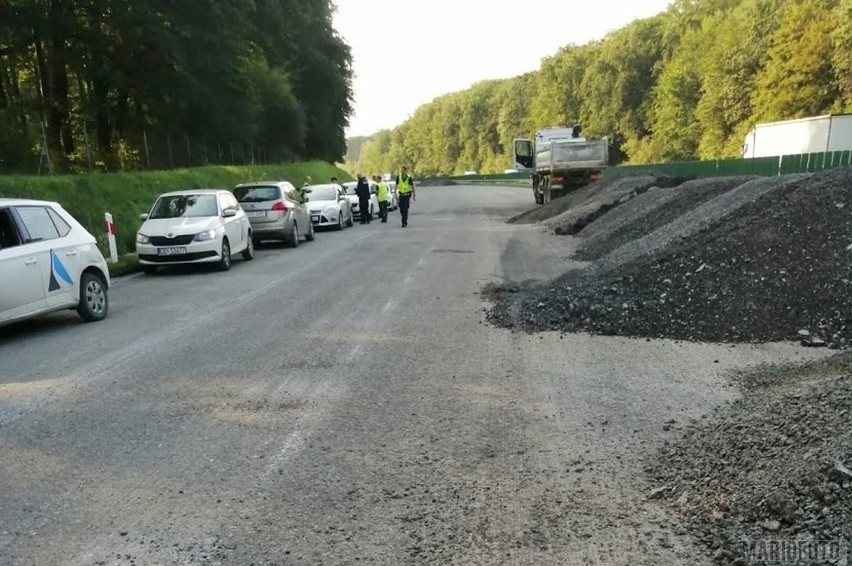 Wypadek na autostradzie A4 pod Strzelcami Opolskimi. Wywrotka przygniotła pracownika