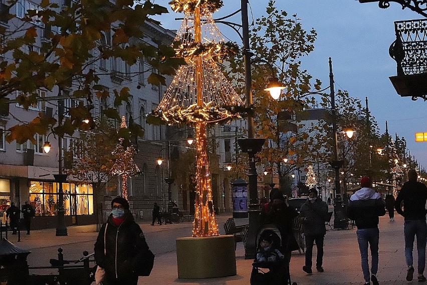 Iluminacja na Piotrkowskiej jest już niemal gotowa.