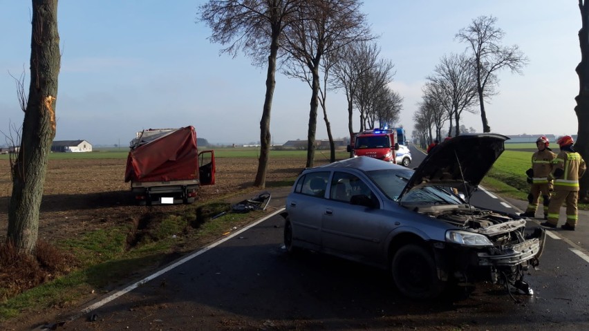 Wypadek w Rogowie, na DW544. Zderzenie osobówki z busem, 3 osoby trafiły do szpitala. Do wypadku doszło 27.02.2024