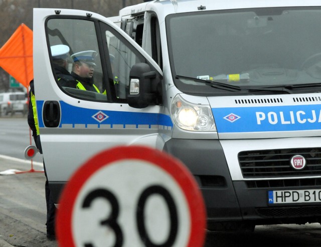 W poniedziałek nietrzeźwy policjant potrącił przechodnia.