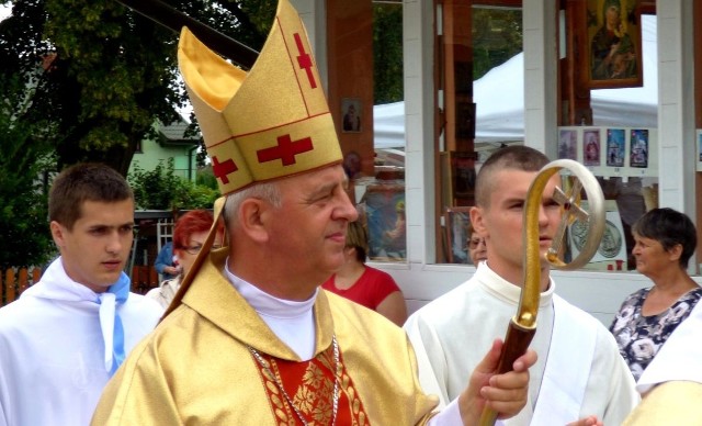 Biskup kielecki Jan Piotrowski gościł podczas pielgrzymki w buskiej parafii świętego Brata Alberta.