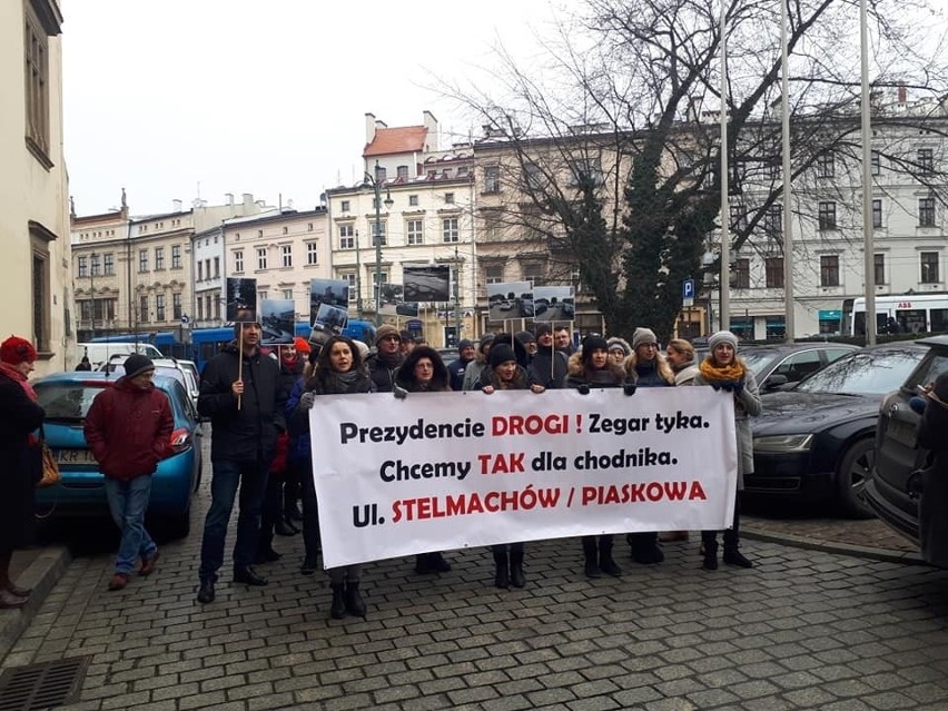 Mieszkańcy protestują przed magistratem. Ul. Stelmachów jest...