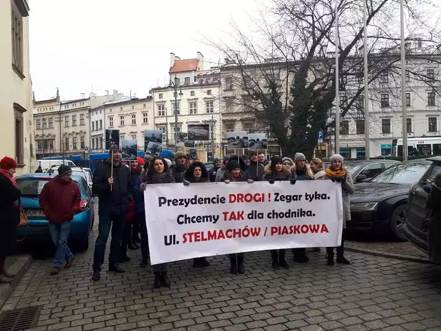 Mieszkańcy protestują przed magistratem. Ul. Stelmachów jest w tragicznym stanie