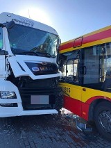 Wypadek w Grudziądzu. Autobus zderzył się z ciężarówką [zdjęcia od Czytelnika]