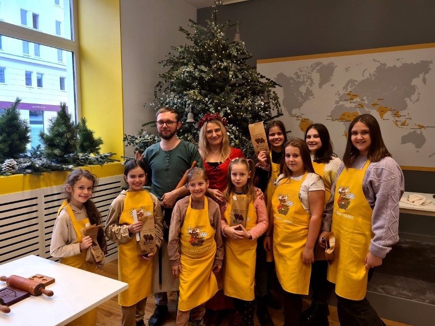 Dzieci z Centrum Nauki i Zabawy Bajka Caritas Diecezji Radomskiej sezon na pierniki rozpoczęły w Warszawie