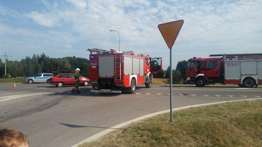 Zawady. Wypadek na DK 64. Audi zderzyło się z oplem. Jedna osoba trafiła do szpitala [ZDJĘCIA]