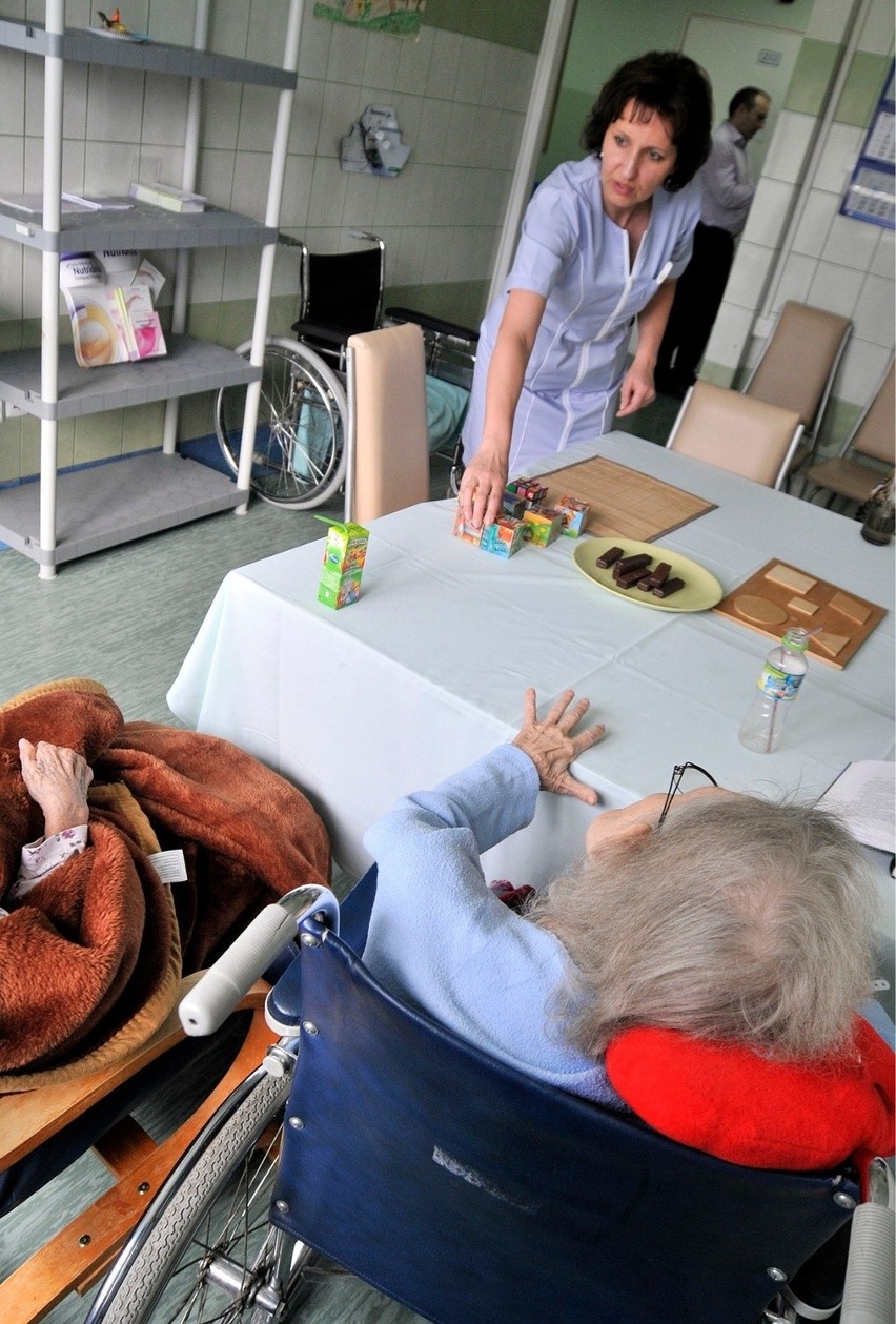 Pielęgniarka Dorota Slemp z pacjentami