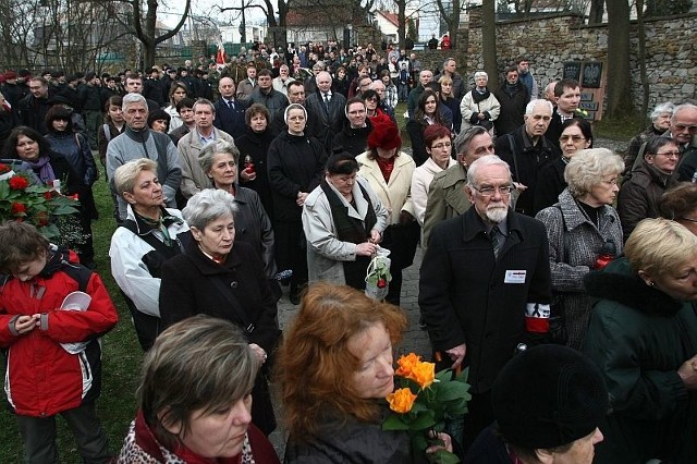 Na kieleckim Cmentarzu Starym uczestnicy obchodów rocznicy zbrodni katyńskiej z głębi serc zmówili modlitwę za pomordowanych