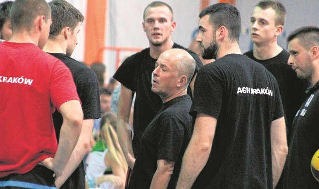 W zespole AGH, prowadzonym przez Andrzeja Kubackiego (w środku), jest aż 12 nowych zawodników