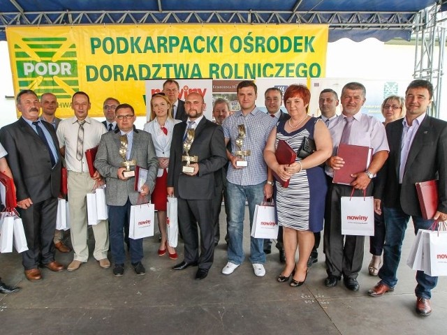 Doceniamy aktywnych mieszkańców podkarpackich wsiNa zdjęciu ubiegłoroczni zwycięzcy i laureaci konkursu Rolnik Roku 2014 na gali w Boguchwale. Właśnie w takiej niepowtarzalnej atmosferze GC Nowiny ogłosi wyniki konkursu Rolnik Roku 2015