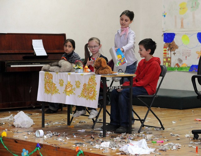 Uczniowie szczecińskiej "siódemki&#8221; namawiali koleżanki i kolegów do oszczędzania papieru, zbierania odpadów i zdrowego trybu życia.