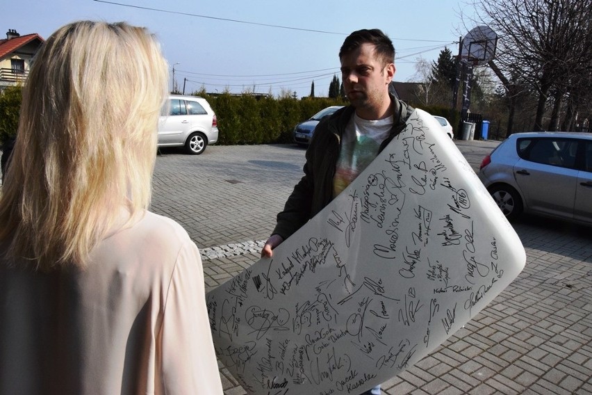 Maluch dla Hanksa inspiruje: Maska fiacika z autografami ZDJĘCIA