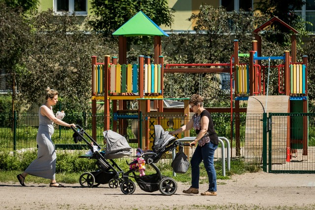 Na skwerze i placu zabaw u zbiegu ul. Sułkowskiego i Dwernickiego każdego dnia przemieszcza się sporo osób, tu bawią się też najmłodsi. - Opryski preparatem z glifosatem nie powinny mieć tu miejsca - oburza się nasz Czytelnik.