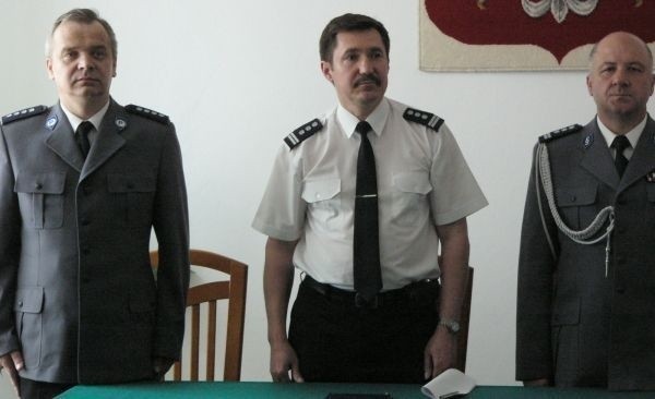 Od lewej: Janusz Korba, nowy komendant włoszczowskiej...
