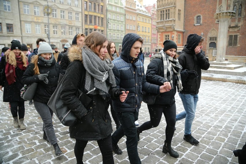 Polonez dla Fredry. Maturzyści zatańczyli na Rynku [MNÓSTWO ZDJĘĆ]