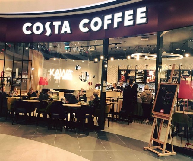 W związku z nowymi obostrzeniami Costa Coffee wprowadziło nowe zasady funkcjonowania w swoich kawiarniach. Sprawdź.