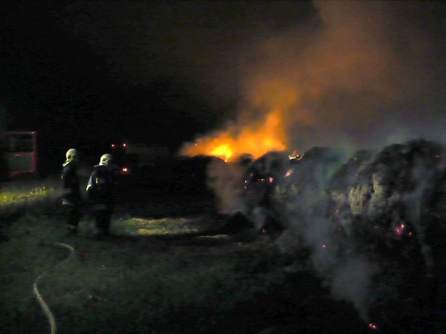 W nocy koło wsi Chełmicko spłonęło 180 belotów słomy i siana o łącznej wartości 20 tys. zł. Pożar gasiło pięć zastępów strażaków ochotników i zawodowców.
