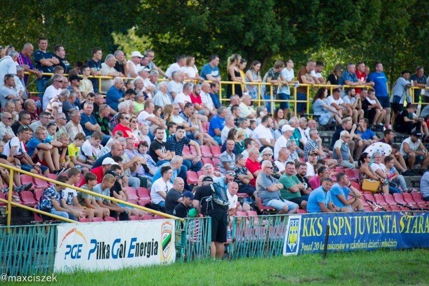 Kulisy meczu Staru Starachowice ze Spartakusem Daleszyce. Spotkanie z podtekstami, prezes spikerem, 700 osób na trybunach [ZDJĘCIA]